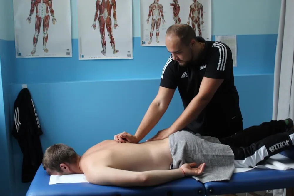 Zdjęcie Jak długo trwa rehabilitacja po operacji kręgosłupa lędźwiowego? Poznaj kluczowe czynniki.