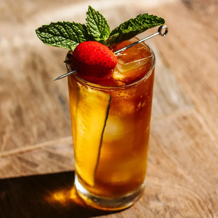 Zdjęcie Pimms - jak przygotować idealny drink i poznać jego historię