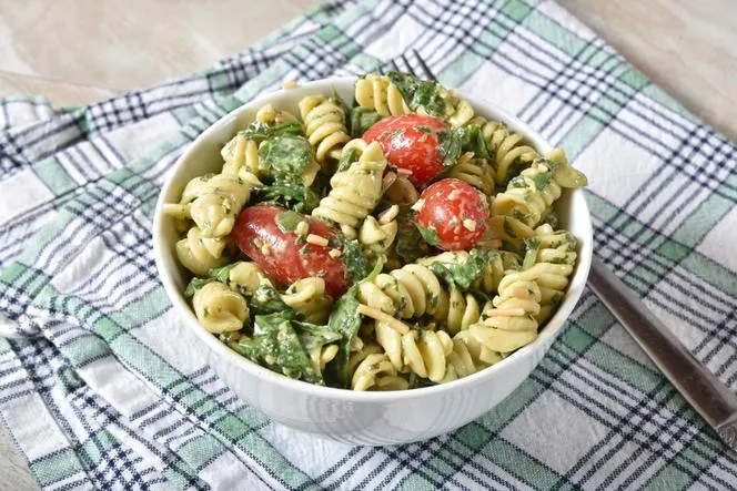 Zdjęcie Penne z pesto bazyliowym – szybki przepis na pyszne danie wegetariańskie