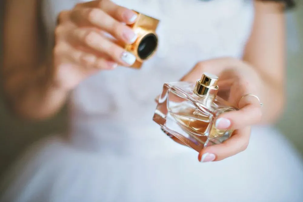 Zdjęcie Gdzie się psika perfumami, aby zapach utrzymywał się dłużej?