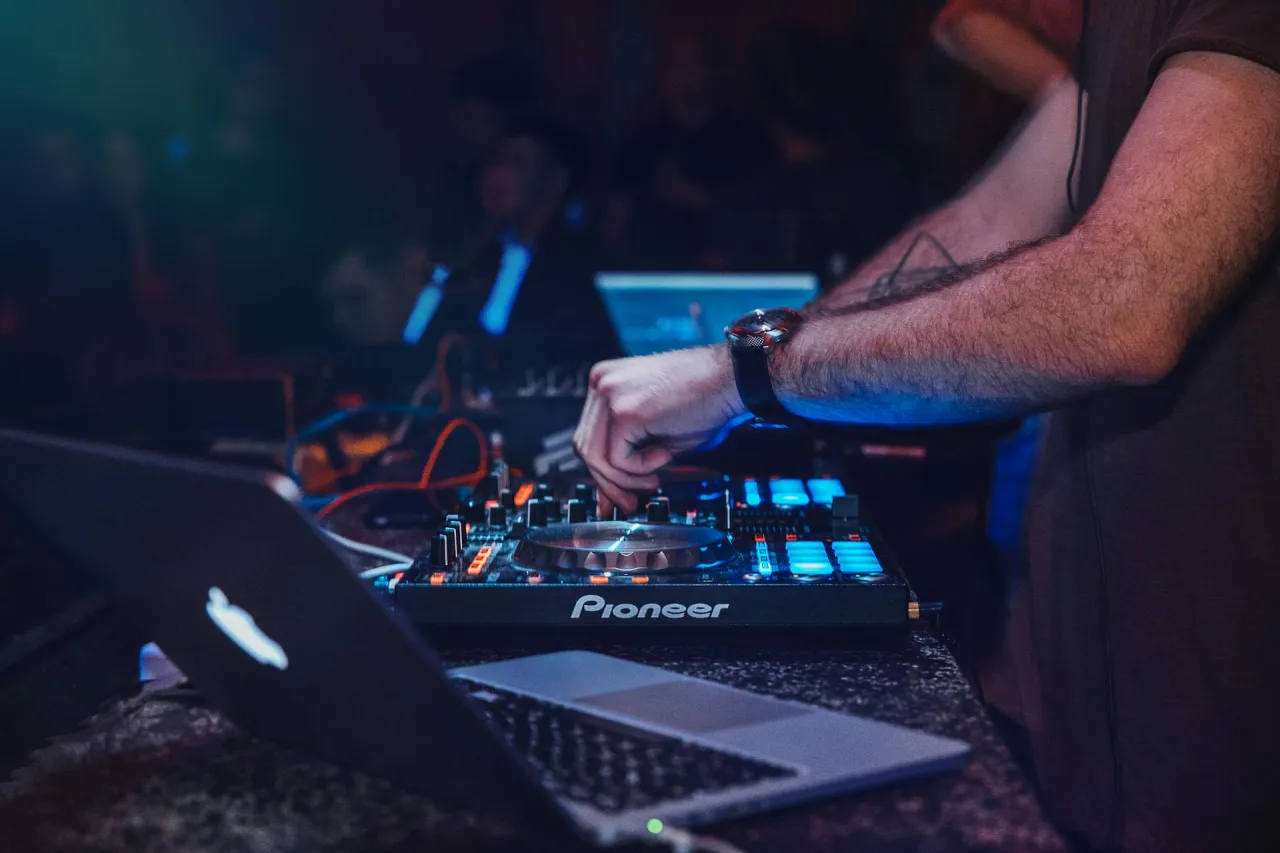 Zdjęcie Jak znaleźć pracę jako DJ - skuteczne strategie i cenne wskazówki