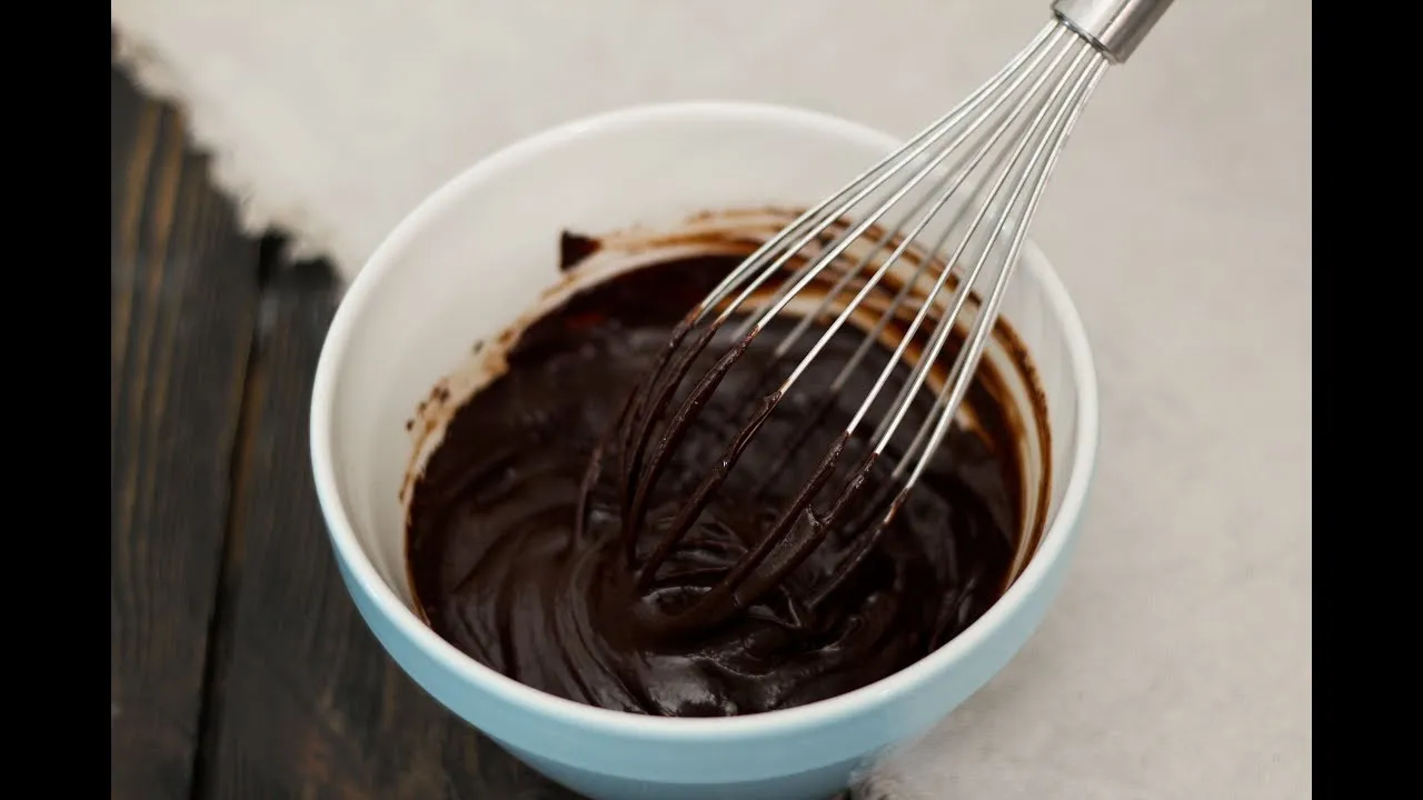 Zdjęcie Jak skutecznie zagęścić polewę czekoladową i uniknąć rozczarowania
