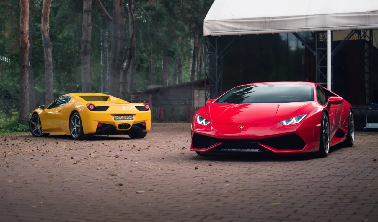 Zdjęcie Co jest szybsze: Lamborghini czy Ferrari? Porównanie osiągów i prędkości