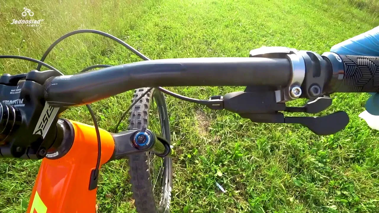 Zdjęcie Czym smarować golenie amortyzatora, aby uniknąć kosztownych napraw?