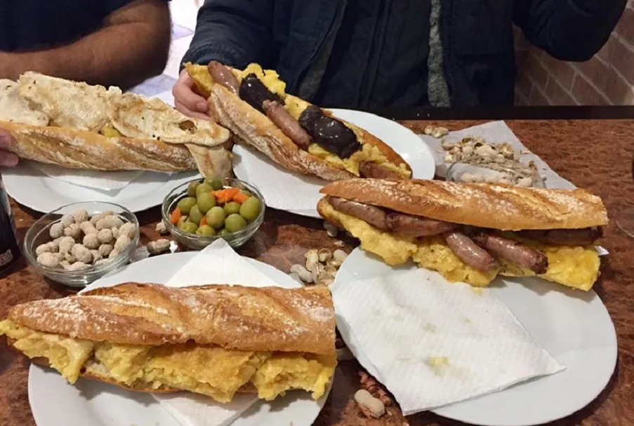 Zdjęcie Almuerzos en Valencia centro: Los bares y bocadillos que no fallan