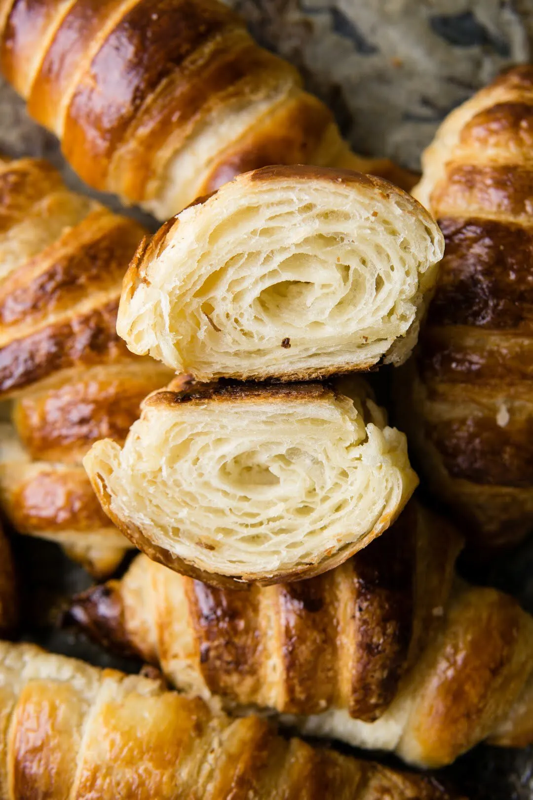 Zdjęcie Jak zrobić idealne croissanty – historia, przepisy i sekrety pieczenia