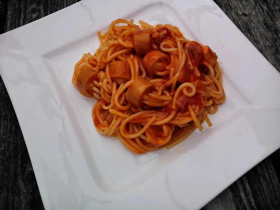 Zdjęcie Parówki z makaronem spaghetti – łatwy przepis na pyszne danie
