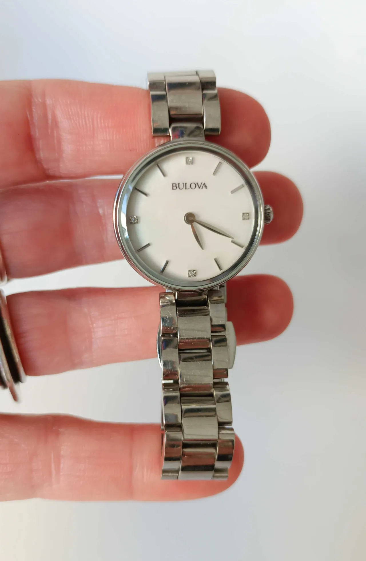 Zdjęcie Zegarek damski Bulova z diamentami – elegancja i luksus w jednym