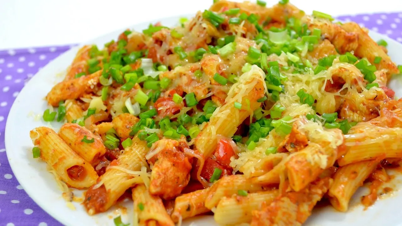 Zdjęcie Pyszny makaron penne z kurczakiem i pomidorami – łatwy przepis na obiad