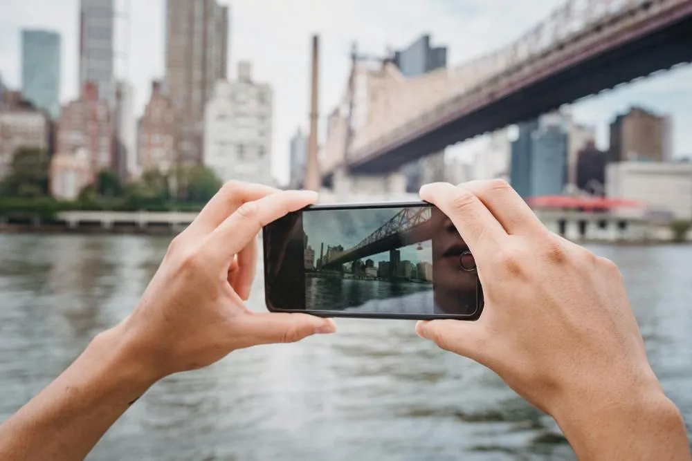 Zdjęcie Czy można wywołać zdjęcia z telefonu u fotografa? Sprawdź opcje i koszty