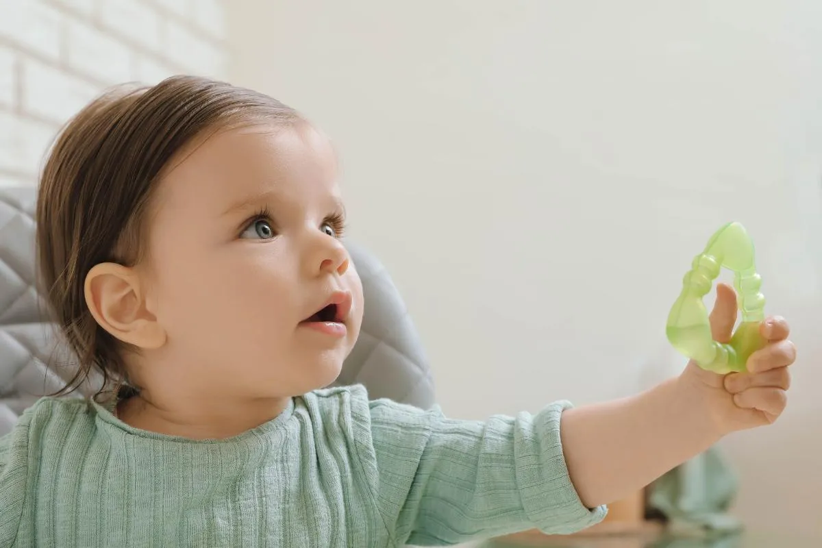 Zdjęcie Jak pomóc dziecku przy ząbkowaniu w nocy, aby ulżyć bólowi?