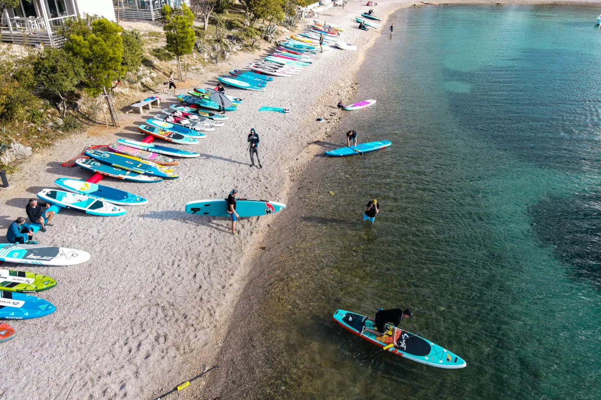 Zdjęcie SUP czy kajak? Sprawdź, kt&oacute;ry sprzęt wybrać na wodę