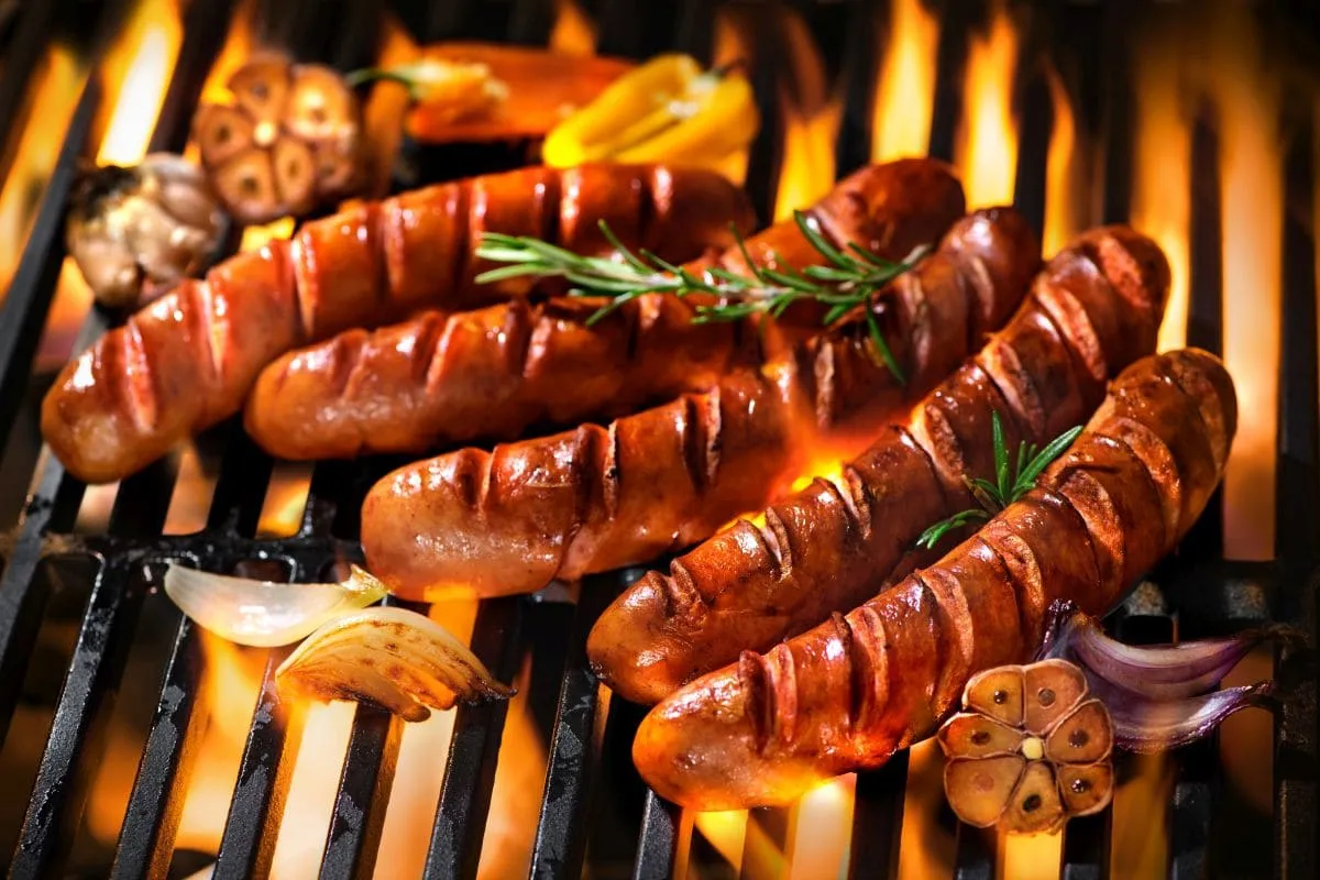 Zdjęcie Jaka kiełbasa na ognisko? Wybierz najlepsze smaki na grilla