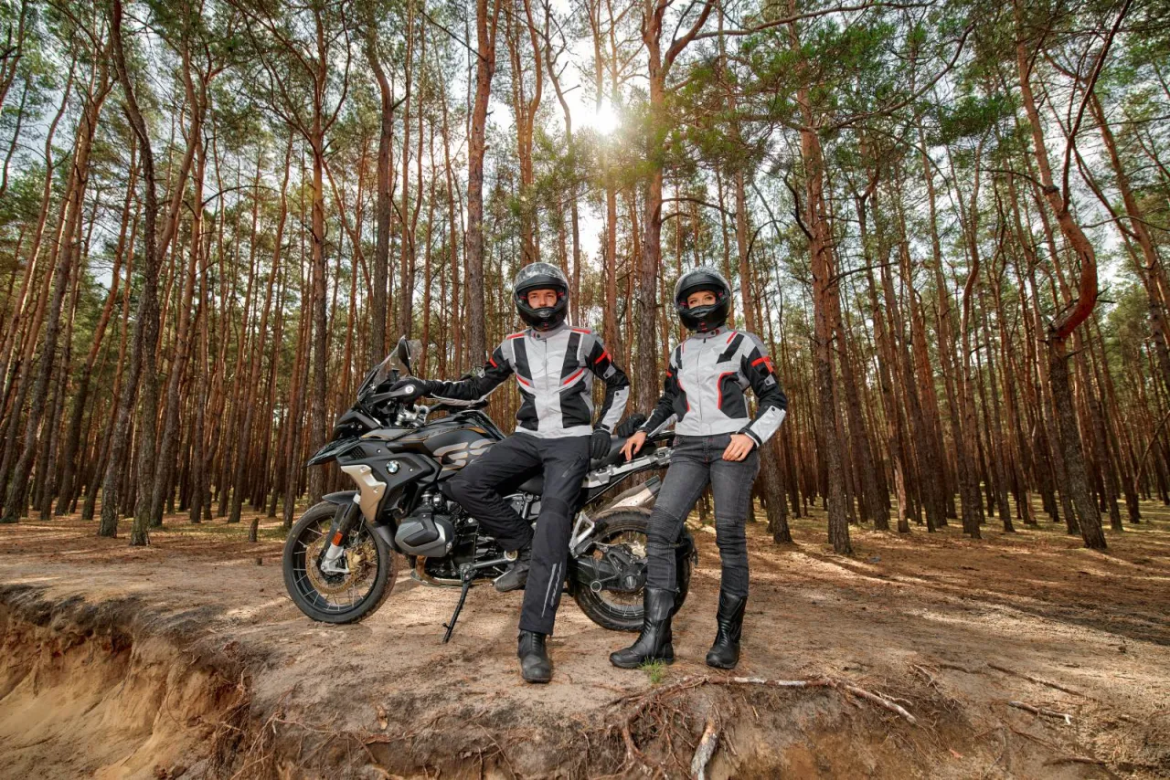Zdjęcie Jak przetrwać upał? Oto 7 sekretów letnich spodni motocyklowych