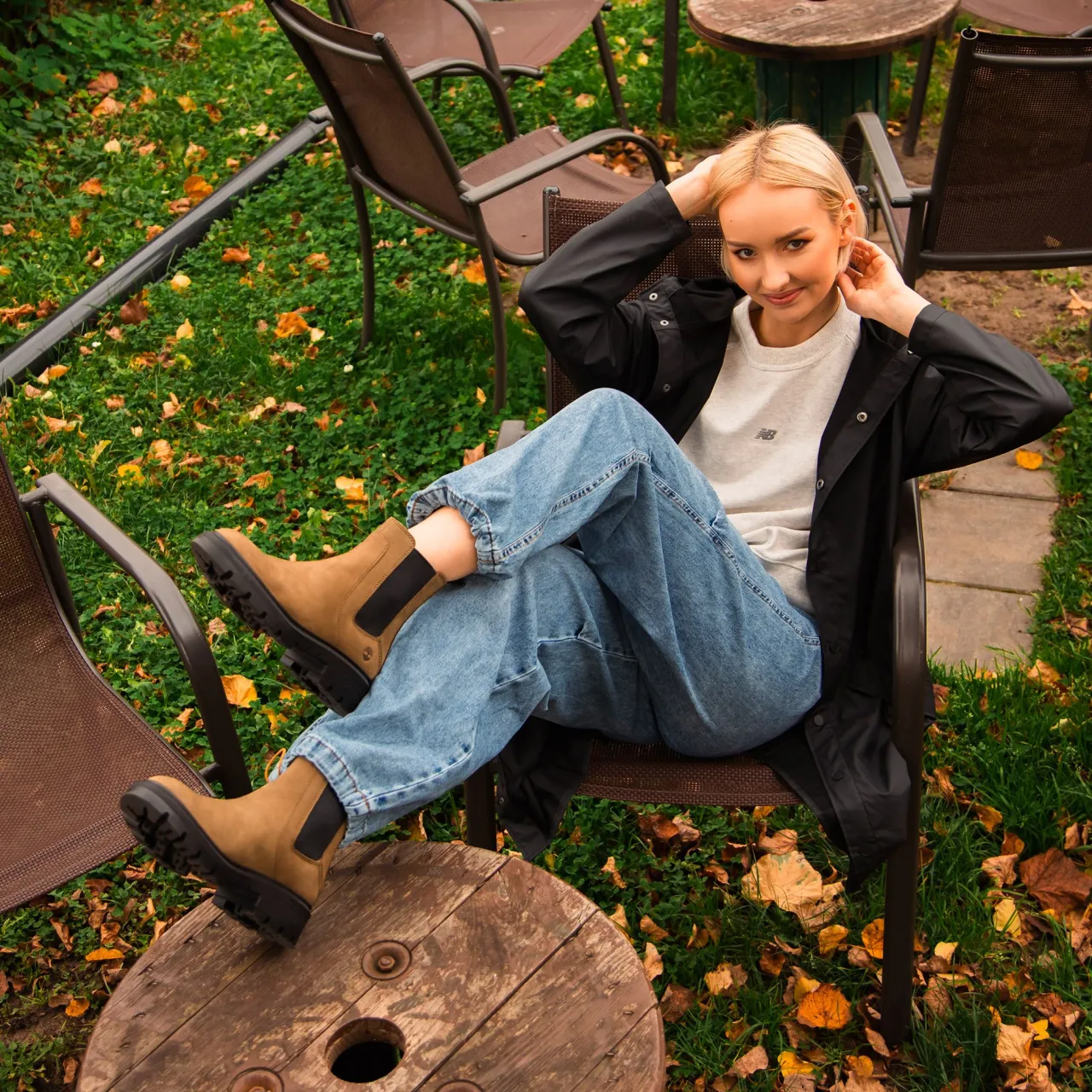 Zdjęcie Jakie buty do długiej kurtki zimowej, by wyglądać modnie i ciepło?