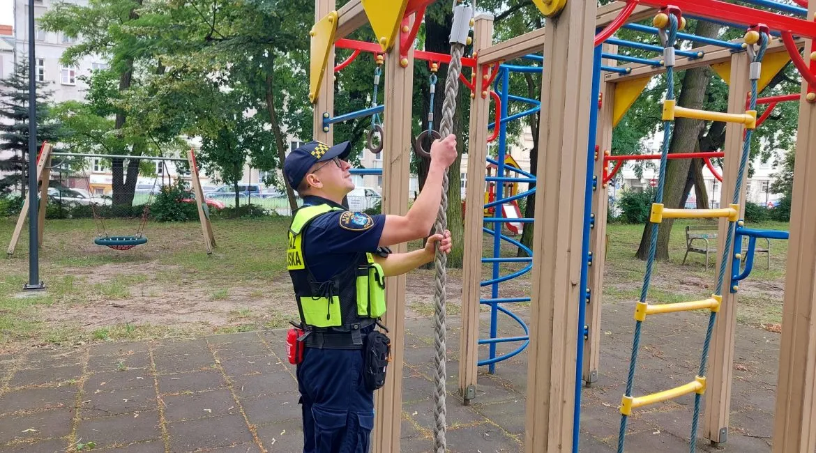 Zdjęcie Kto kontroluje place zabaw? Poznaj odpowiedzialnych za bezpieczeństwo