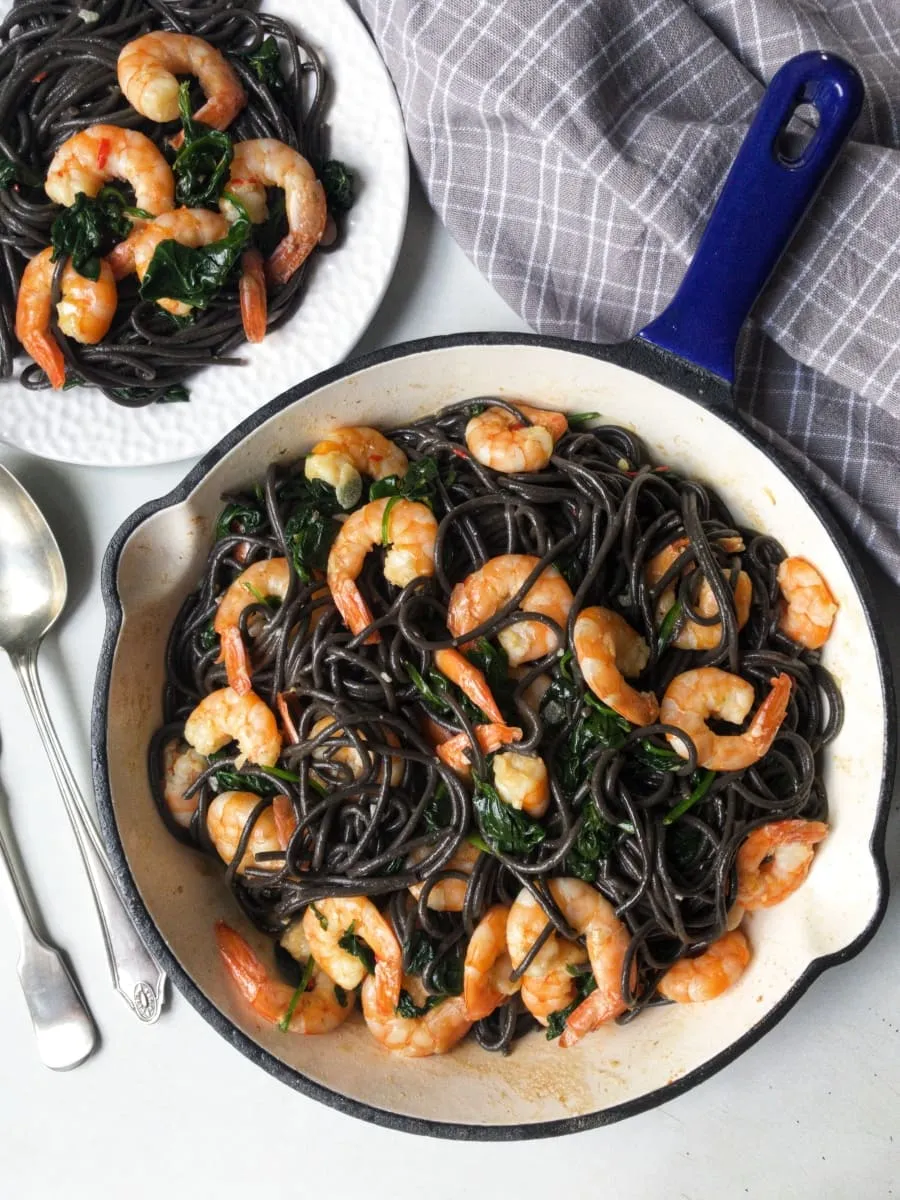 Zdjęcie Pyszne spaghetti z krewetkami i szpinakiem – proste przepisy na obiad