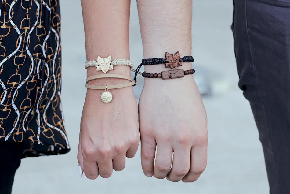 Zdjęcie Na której ręce bransoletka? Odkryj znaczenie i wybór idealny