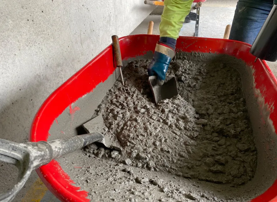 Zdjęcie Beton z gruszki czy betoniarki – co wybrać dla swojego projektu?