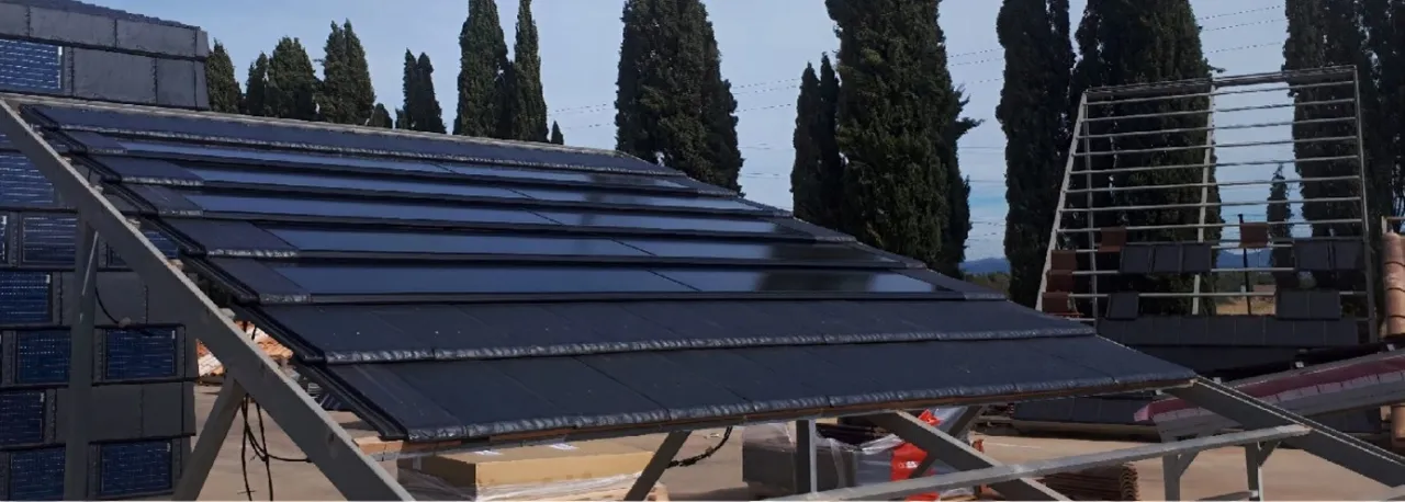 Zdjęcie  Dachówki fotowoltaiczne - sprawdź ceny i opinie na temat dachówek solarnych