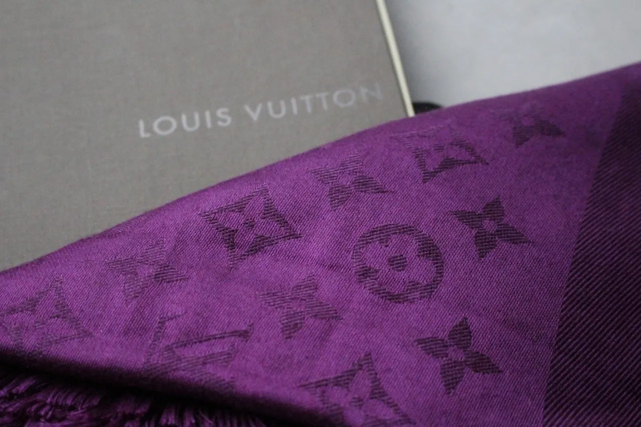 Zdjęcie Jak rozpoznać oryginał chusty Louis Vuitton i uniknąć oszustwa
