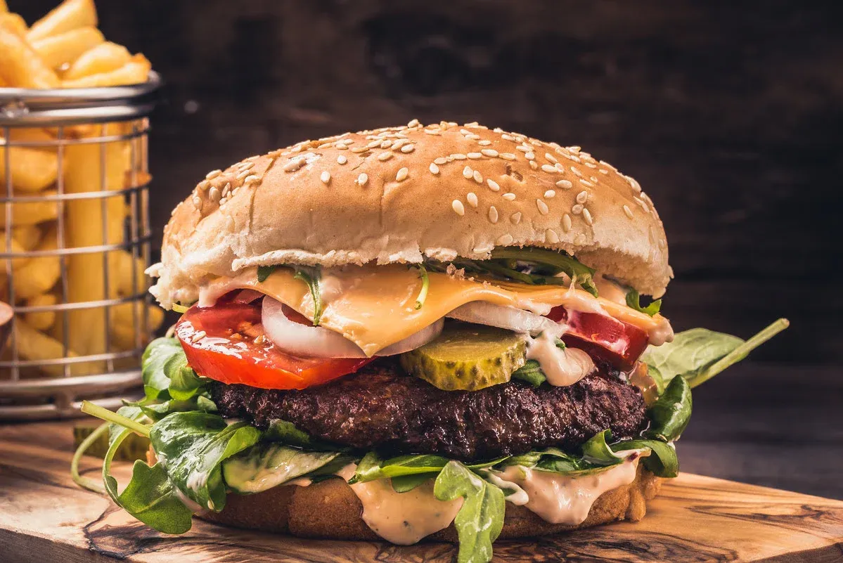 Zdjęcie Kto wymyślił hamburgera? Odkryj fascynującą historię tej potrawy