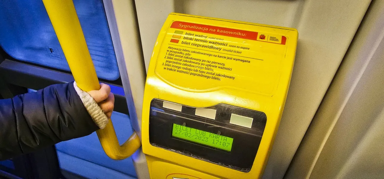 Zdjęcie Czy opiekun osoby niepełnosprawnej płaci za bilet w Warszawie? Sprawdź zasady