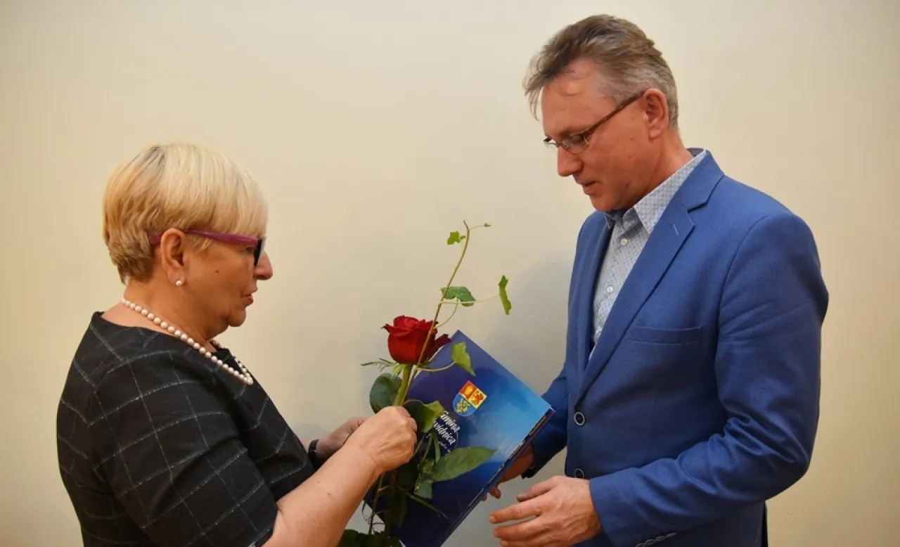 Zdjęcie Ile zarabia honorowy profesor oświaty? Poznaj jednorazową gratyfikację