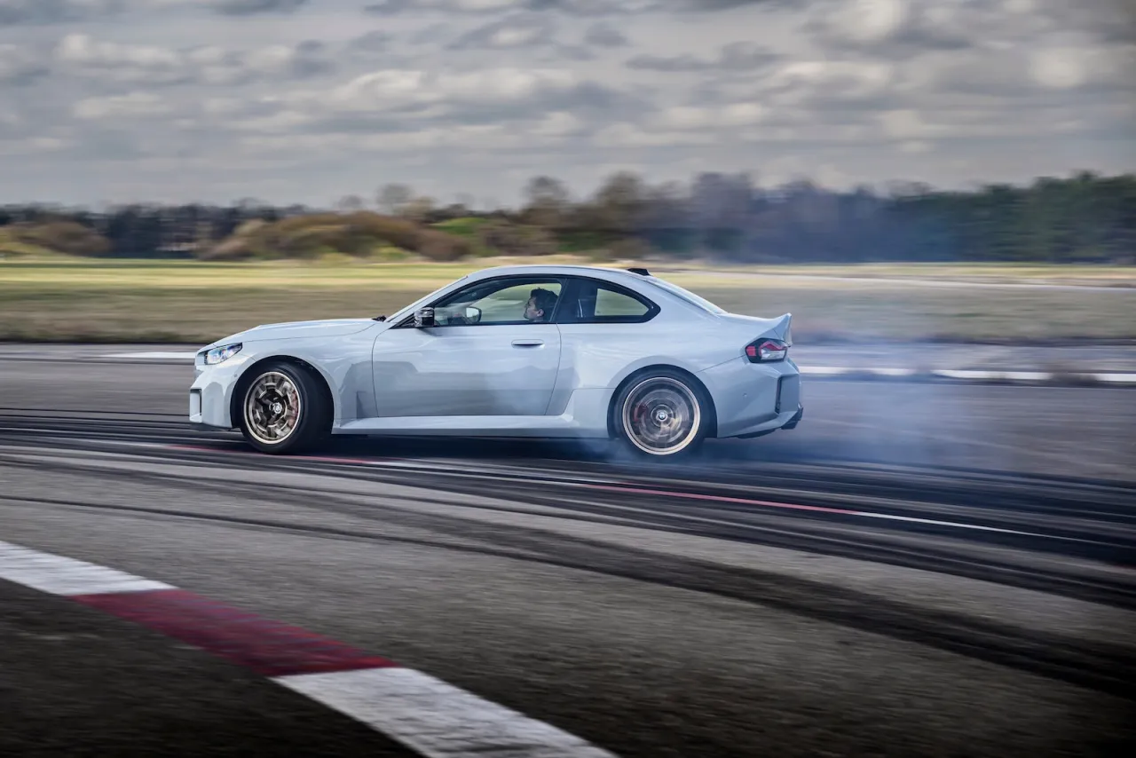 Zdjęcie BMW M2 CS – niezwykły sportowy samochód z mocą i stylem, który zachwyca