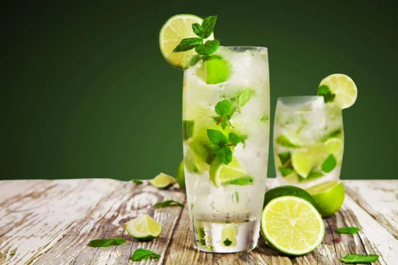 Zdjęcie Orzeźwiające drinki z syropem miętowym na każdą okazję