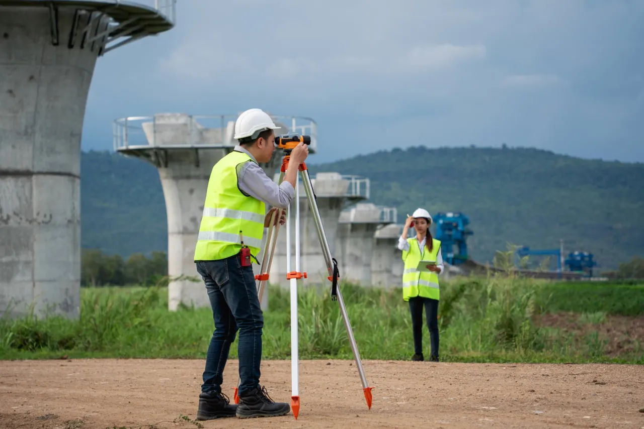 Zdjęcie Na czym polega praca geodety? Kluczowe zadania i technologie w geodezji