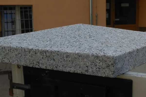 Zdjęcie Daszki granitowe na ogrodzenie: trwałość i elegancja w jednym