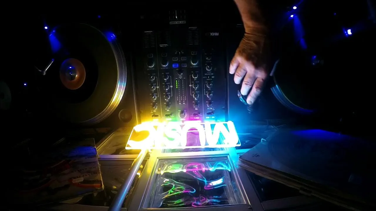 Zdjęcie Co robi DJ? Obowiązki, zadania i sekrety pracy profesjonalnego didżeja