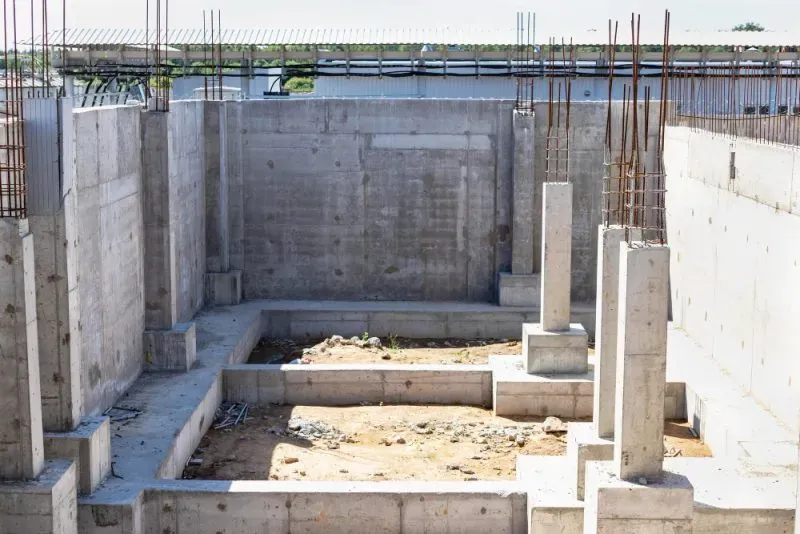 Zdjęcie Czym malować fundament, aby skutecznie chronić przed wilgocią?