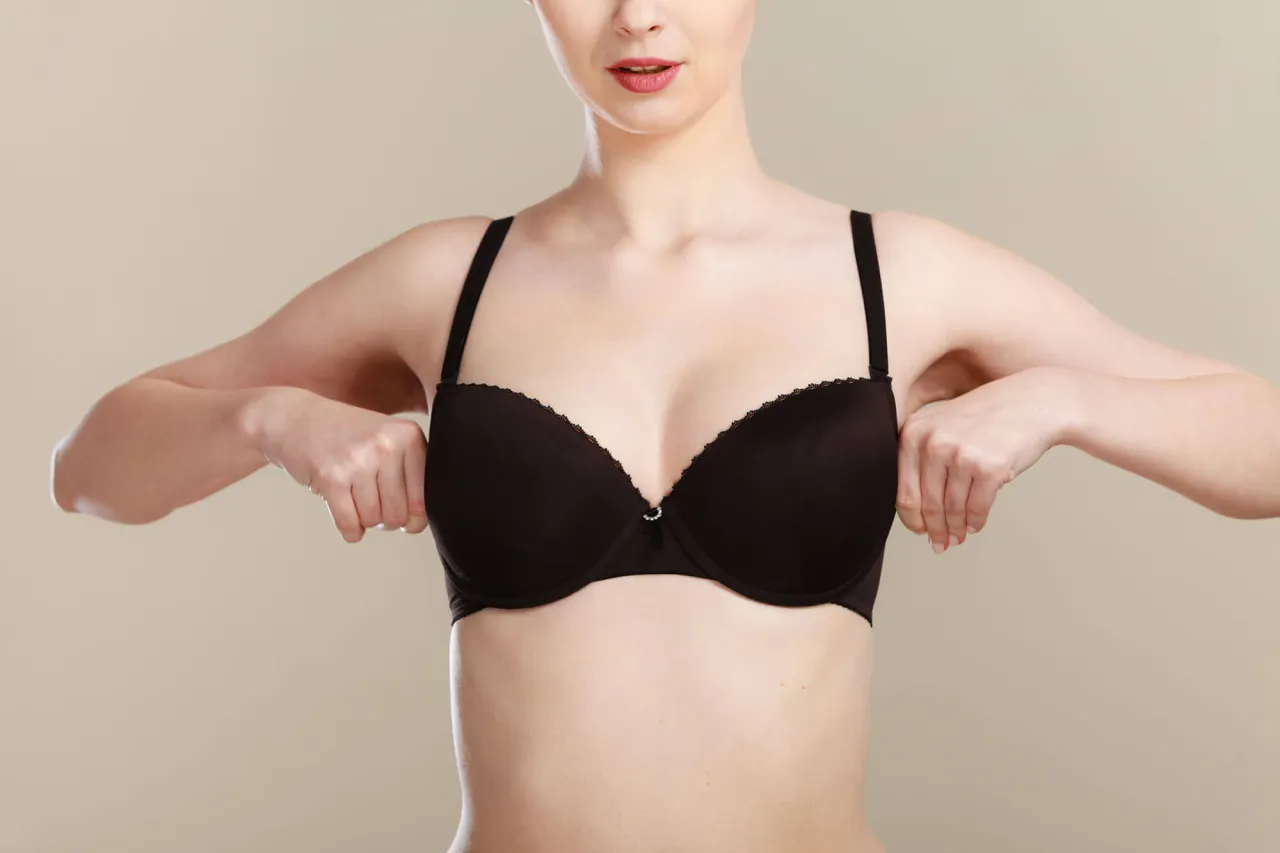 Zdjęcie Jak dopasować rozmiar biustonosza, aby uniknąć niewygodnego dopasowania