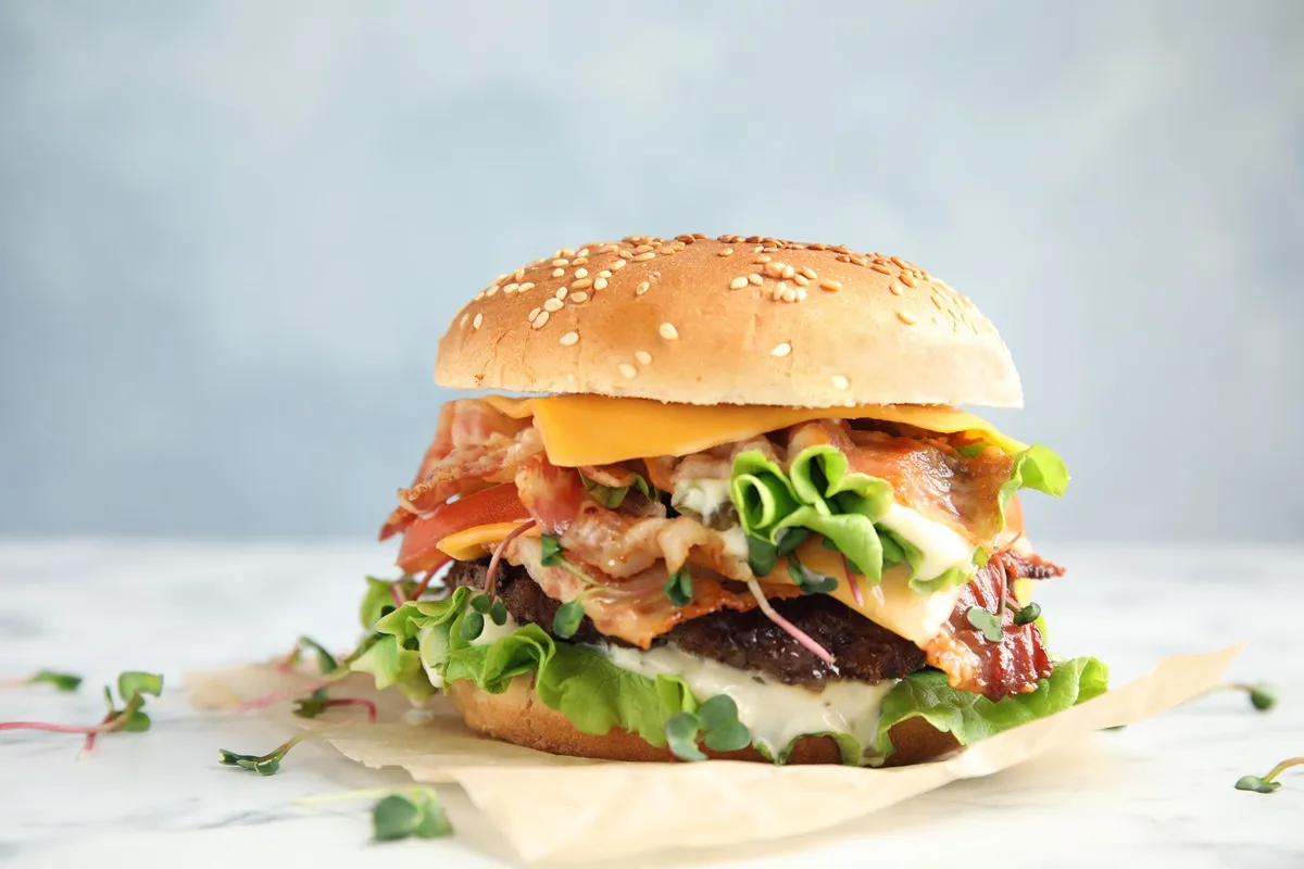 Zdjęcie Ile kalorii ma burger? Sprawdź, co naprawdę kryje się w burgerach
