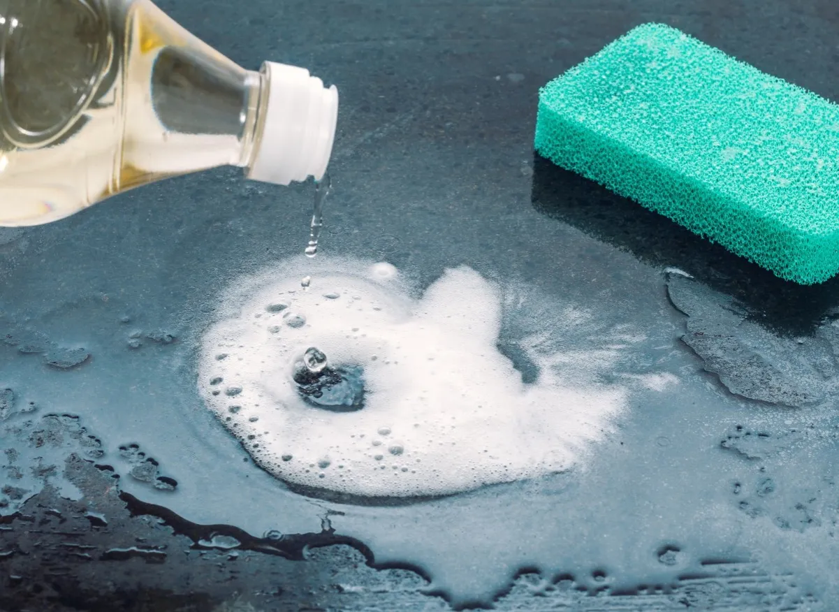 Zdjęcie Skuteczne sposoby na mycie szafek kuchennych z tłuszczu bez wysiłku