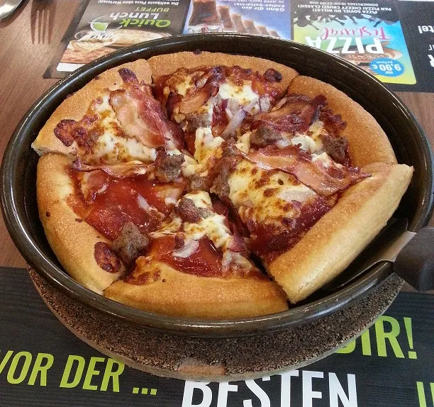 Zdjęcie Ile cm ma duża pizza w Pizza Hut? Sprawdź jej rozmiar i wymiary
