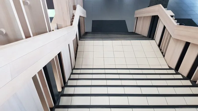 Zdjęcie Jakie płytki na schody wewnątrz zapewnią bezpieczeństwo i styl?