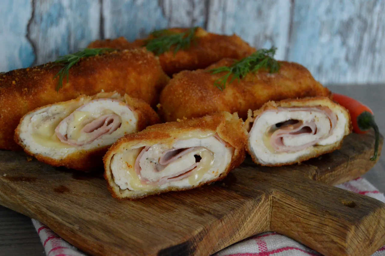 Zdjęcie Pierś z kurczaka faszerowana serem, szynką i pieczarkami