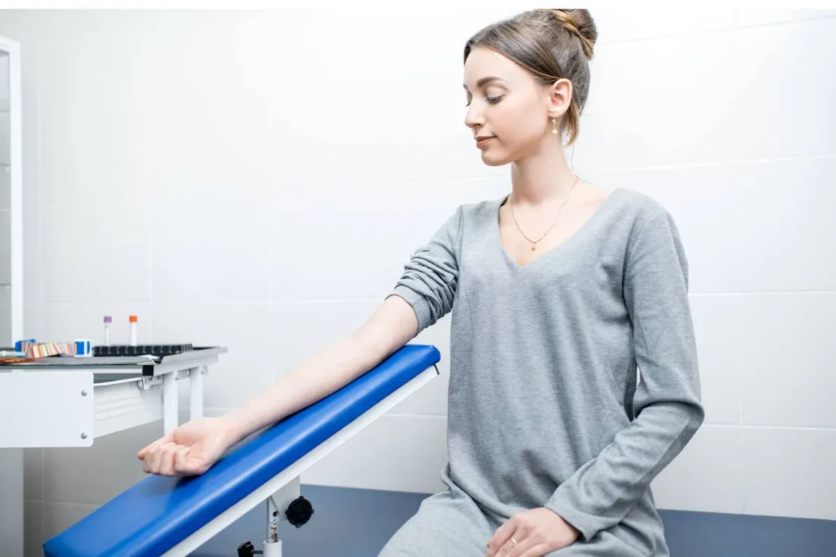 Zdjęcie Czy można pić wodę gazowaną przed badaniem krwi? Sprawdź, co szkodzi