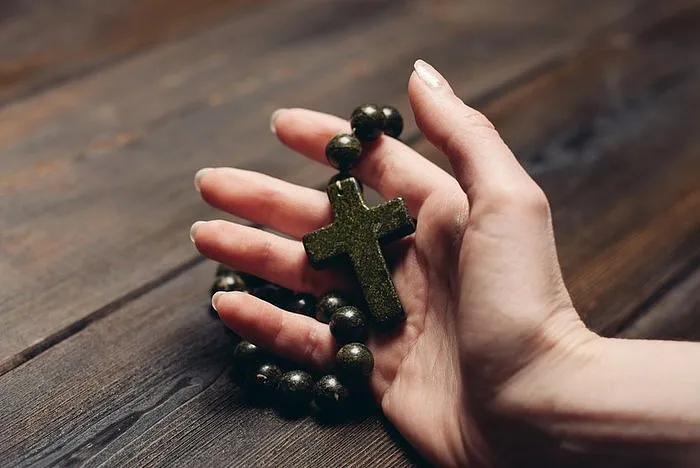 Zdjęcie Co daje modlitwa różańcowa? Odkryj jej niezwykłe korzyści