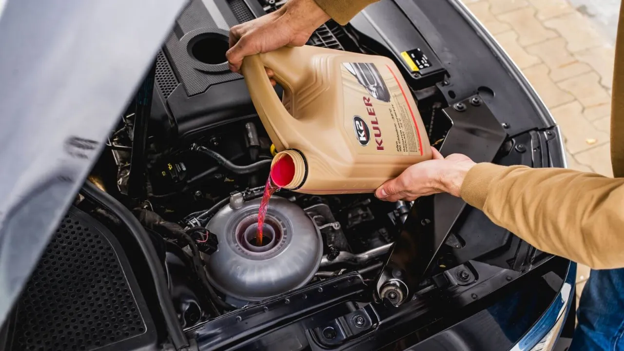 Zdjęcie Co wlać do chłodnicy, aby uniknąć przegrzewania silnika?