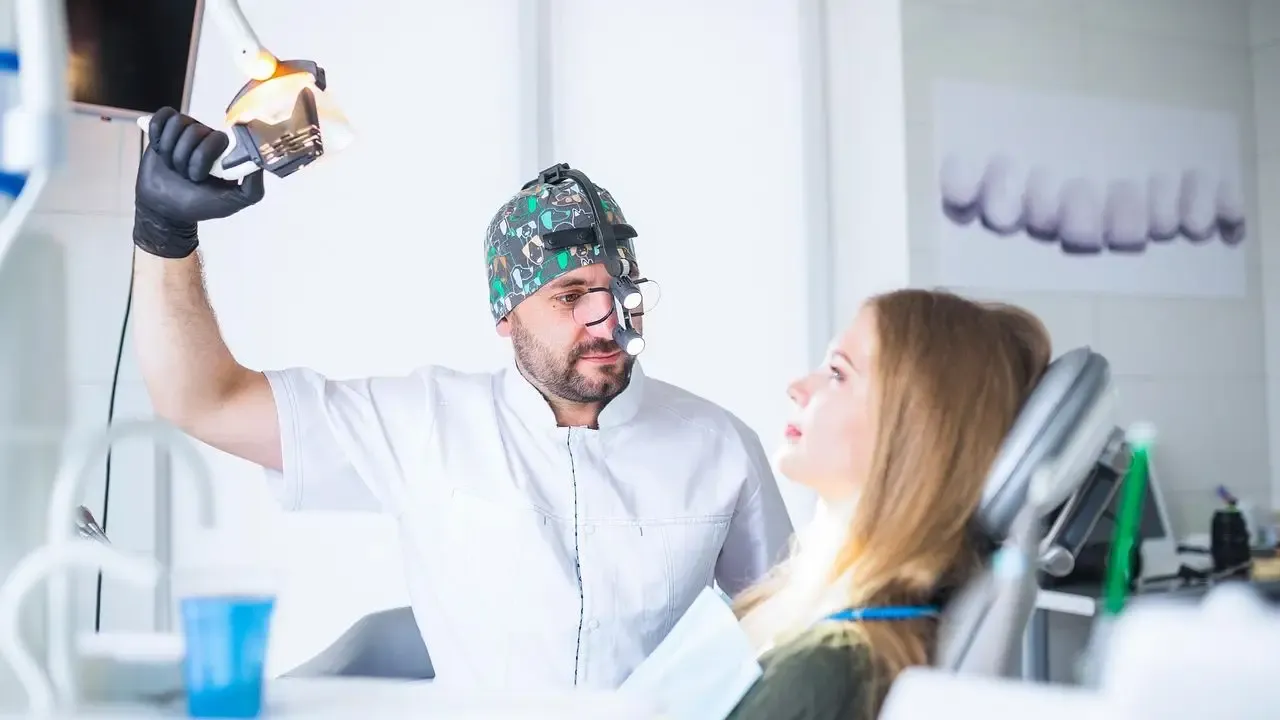 Zdjęcie Czy na ból zęba można dostać zwolnienie? Sprawdź, co musisz wiedzieć