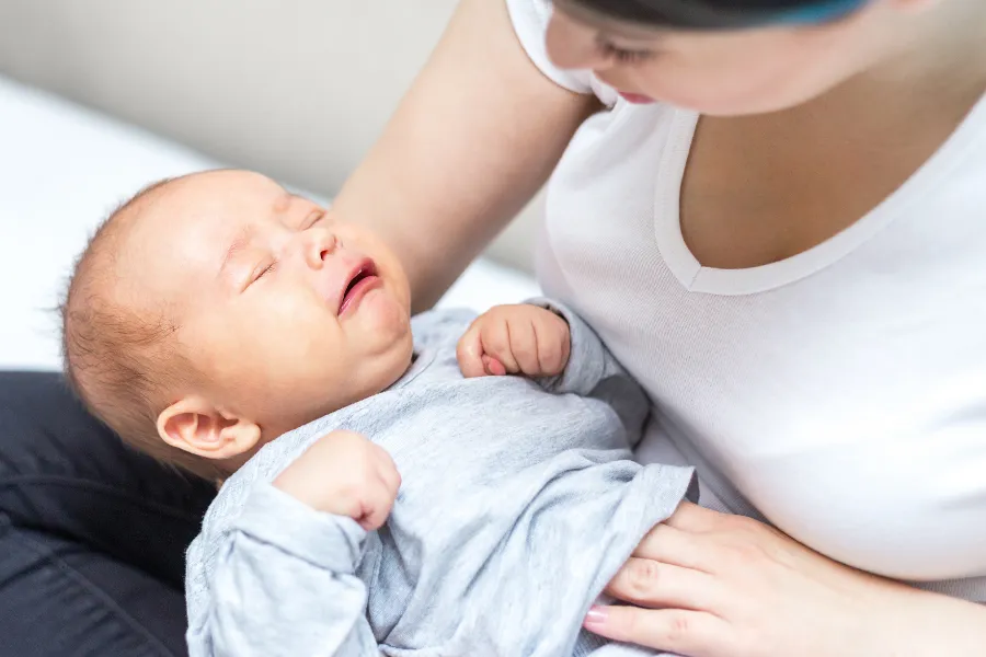Zdjęcie Dlaczego dziecko wymiotuje po mleku modyfikowanym? Przyczyny i porady