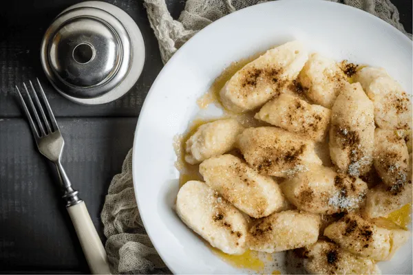 Zdjęcie Z czym podawać kluski leniwe na słodko, by zachwycić smakami?