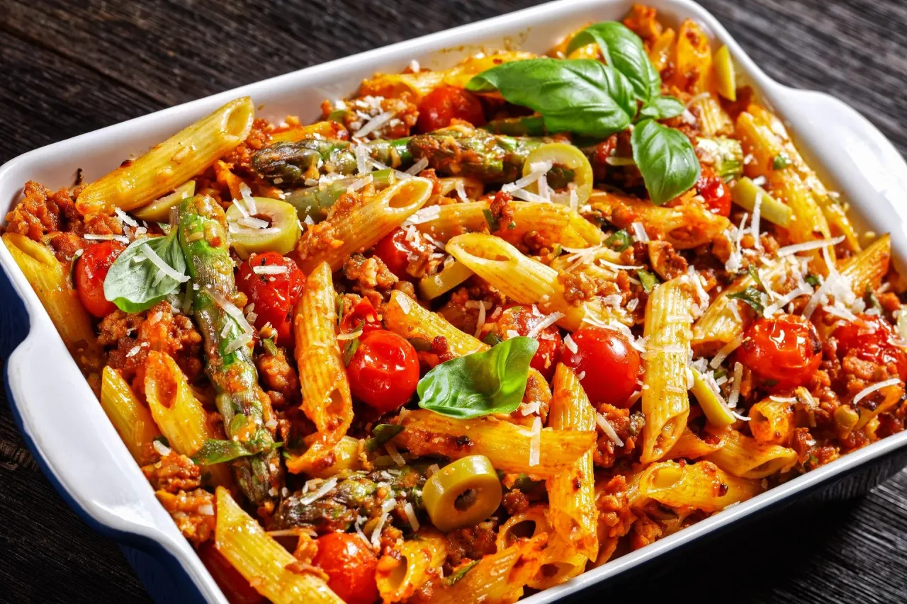 Zdjęcie Prosty przepis na makaron penne z kurczakiem w sosie pomidorowym krok po kroku