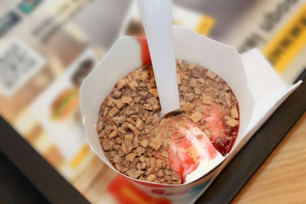 Zdjęcie McFlurry Lion z McDonald's: Ile kalorii ma ten słodki deser?