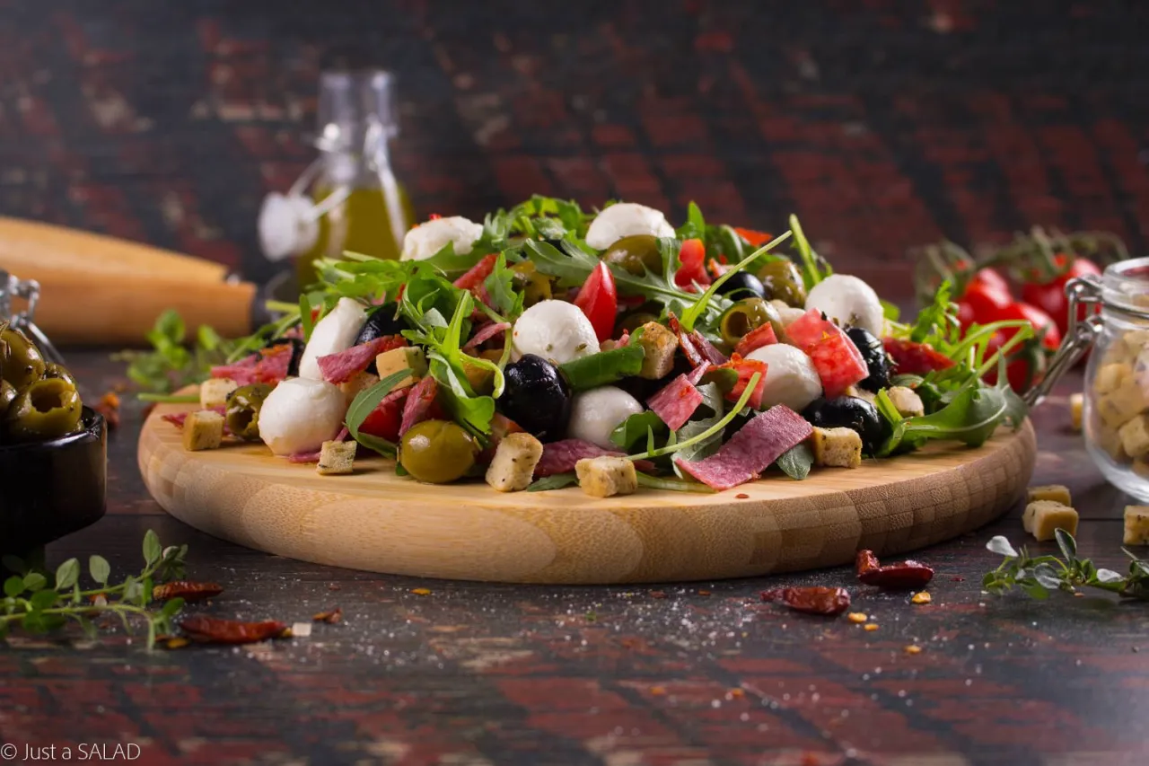 Zdjęcie Jaka sałatka do pizzy? Najlepsze przepisy na smakowite dodatki