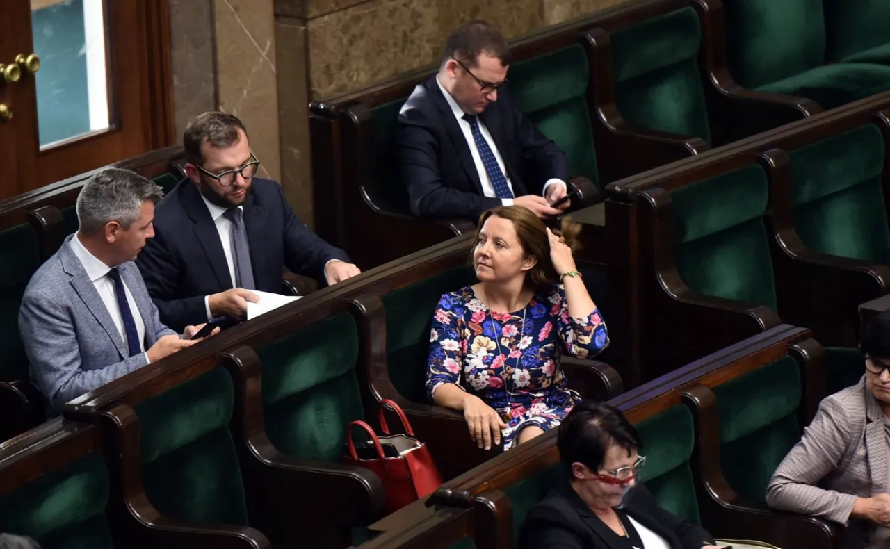 Zdjęcie Czym tusk poleciał do smoleńska? Odkryj tajemnice lotu i polityki
